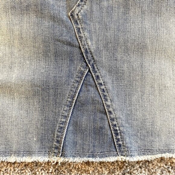 Tommy Hilfiger light wash frayed hem stretch denim 5 pocket mini skirt. Size 0. - Picture 4 of 8